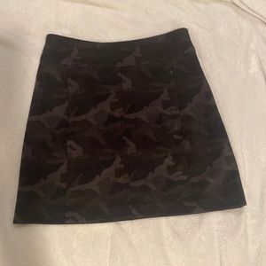 NWT Drew Size 4 suede dark black camo mini skirt.